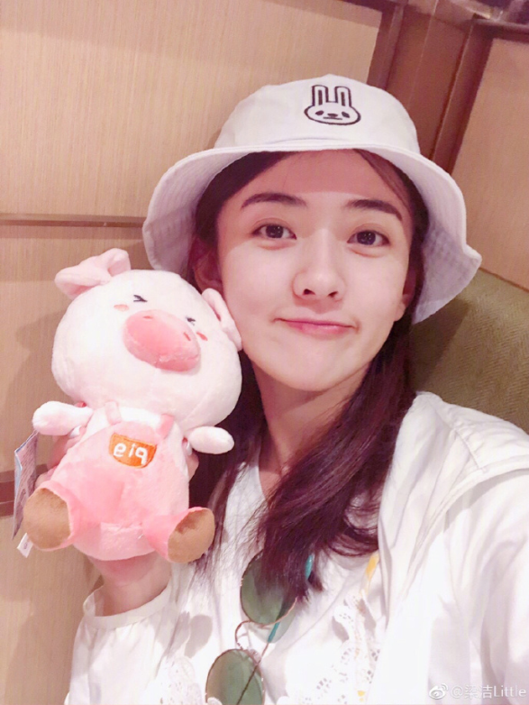 内地美女明星梁洁卖萌自拍照 8