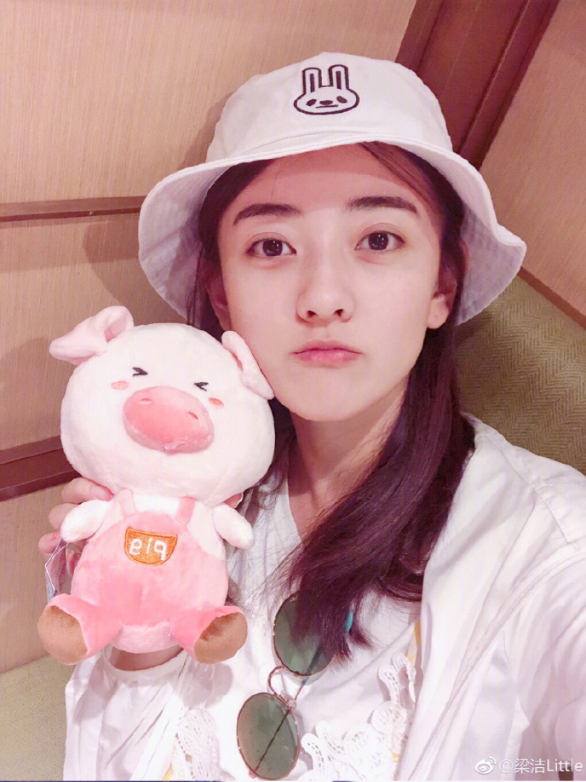内地美女明星梁洁卖萌自拍照 9