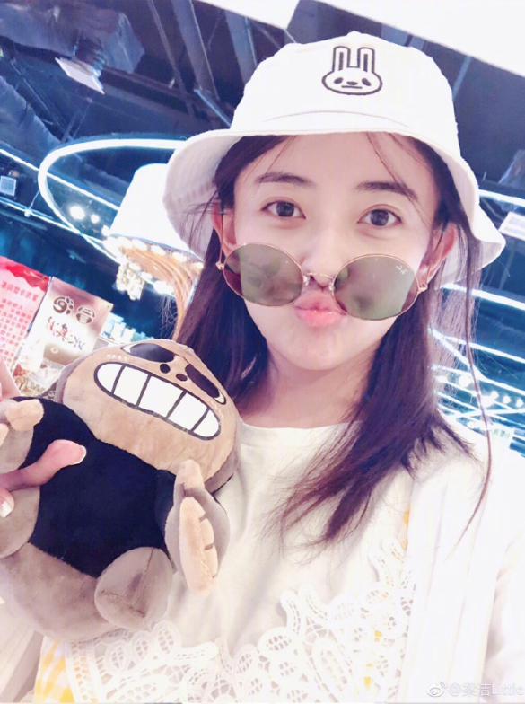 内地美女明星梁洁卖萌自拍照 10