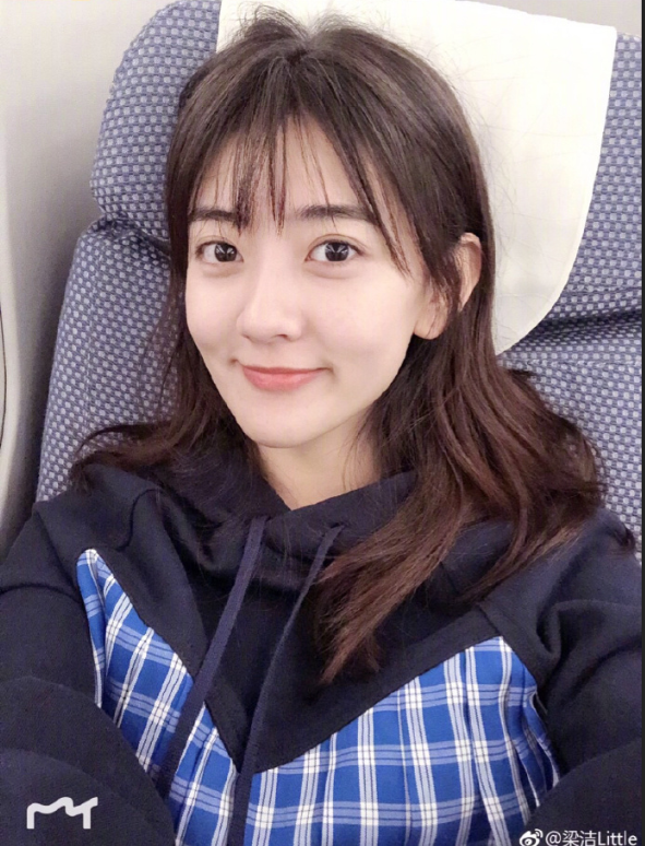 内地美女明星梁洁卖萌自拍照 11