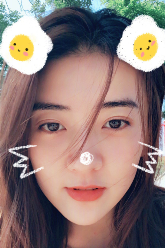 内地美女明星梁洁卖萌自拍照