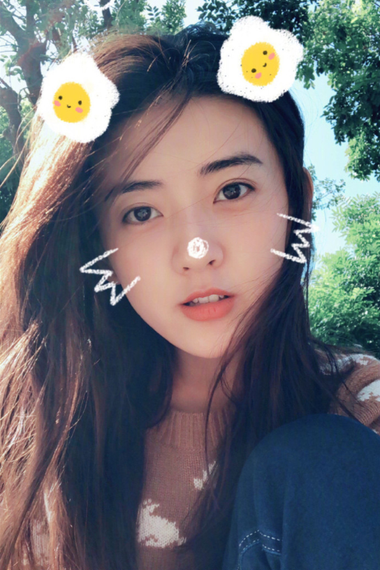内地美女明星梁洁卖萌自拍照 13