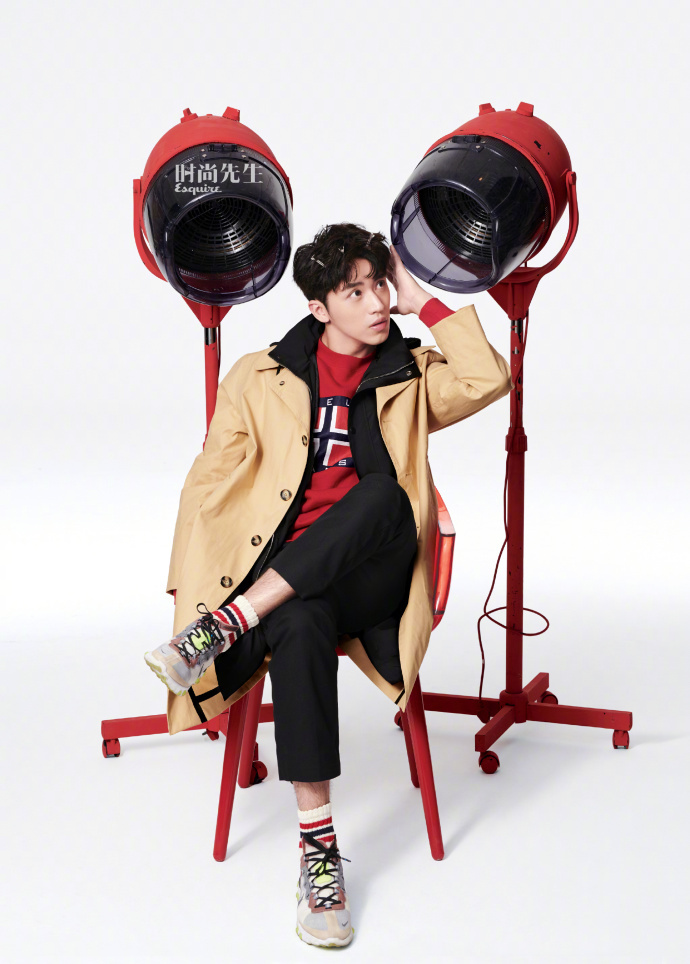 小鲜肉男明星照片许魏洲《时尚先生Esquire》封面 3
