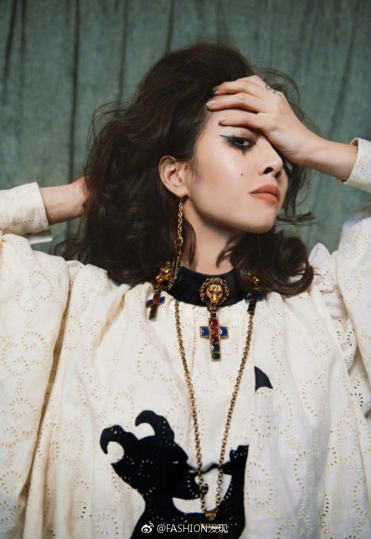 台湾美女歌手蔡依林《红秀Grazia》十月刊封面图 3