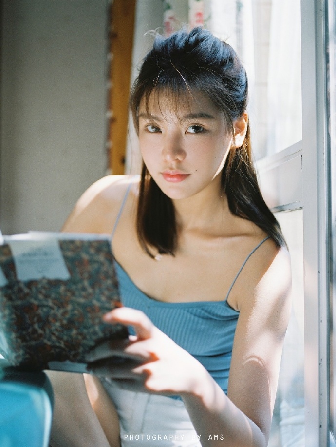 酷似林熙蕾的清纯素颜女孩居家写真 3