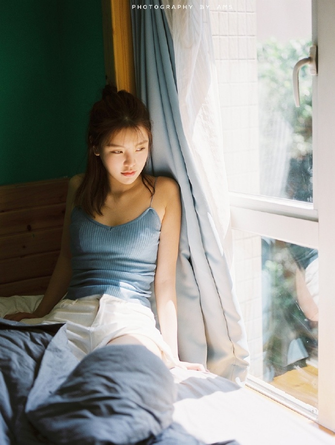 酷似林熙蕾的清纯素颜女孩居家写真 4