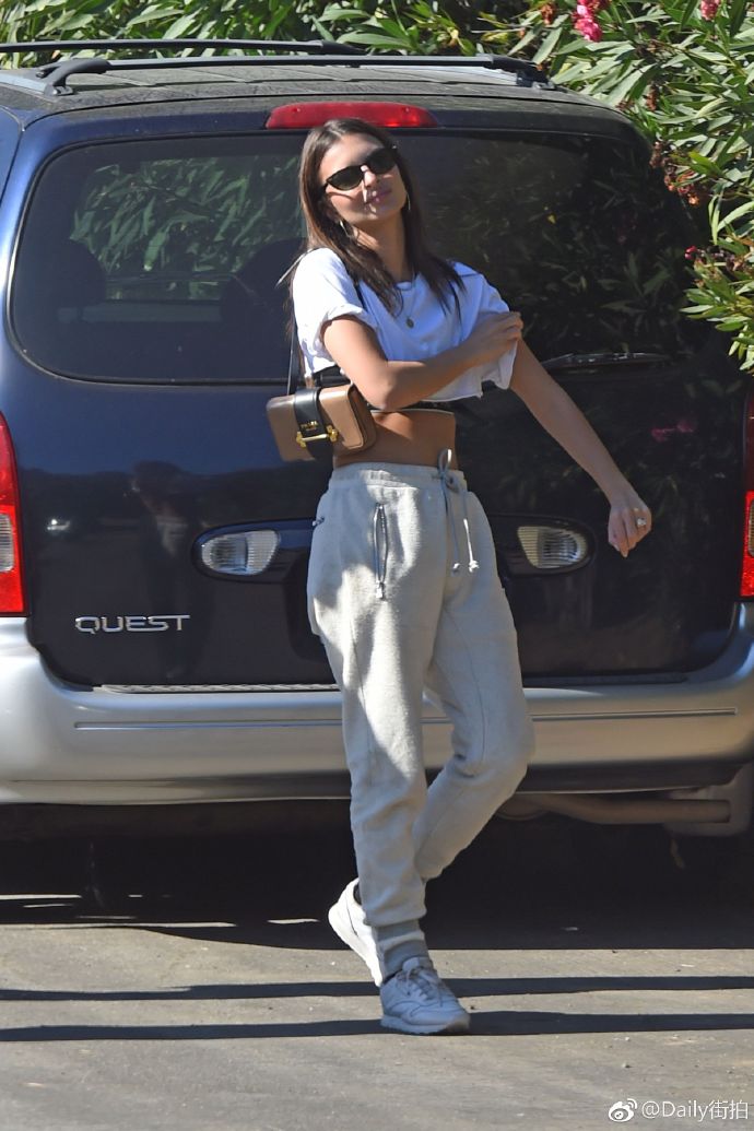 欧美美女明星Emily Ratajkowski洛杉矶出街街拍图片 3