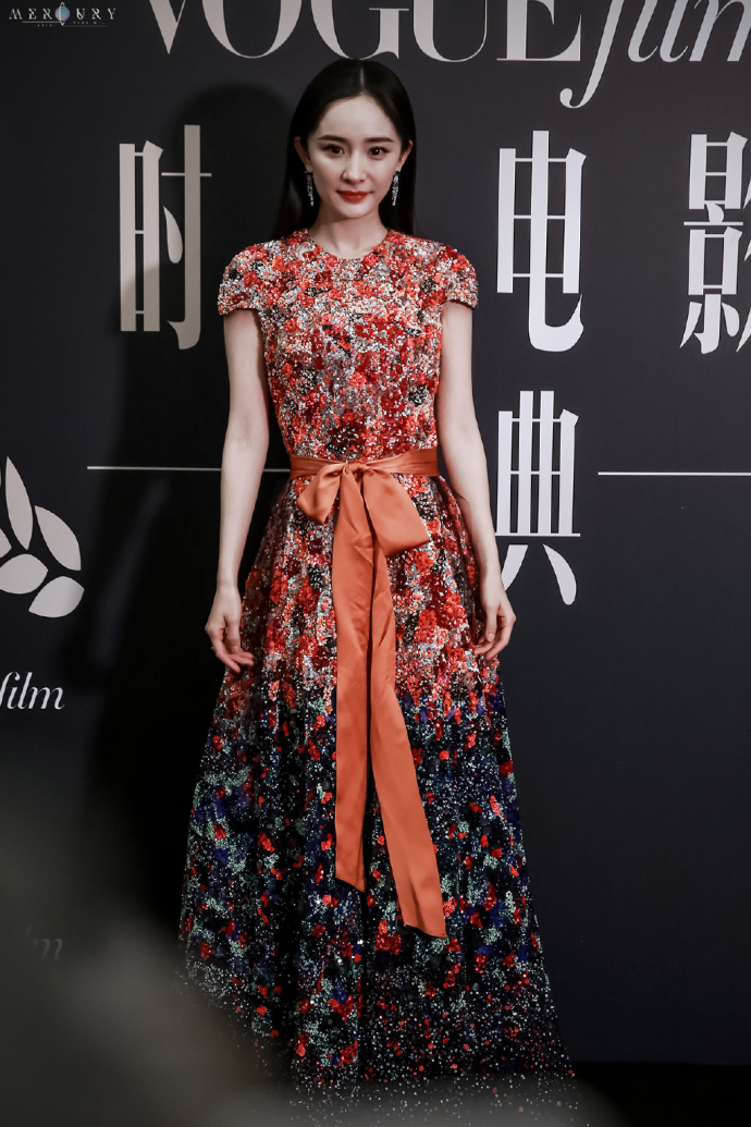 北京美女明星亮片花朵长裙亮相VogueFilm时装电影 2