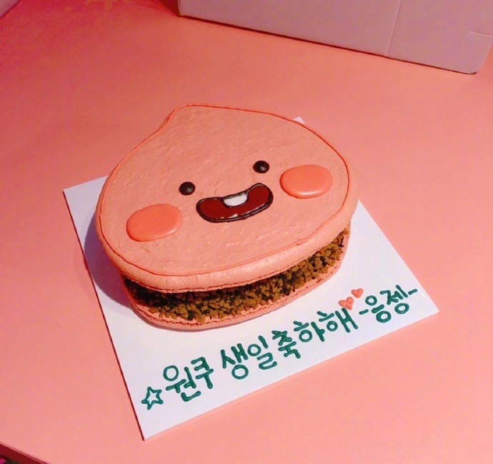 可爱的马卡龙生日蛋糕图片