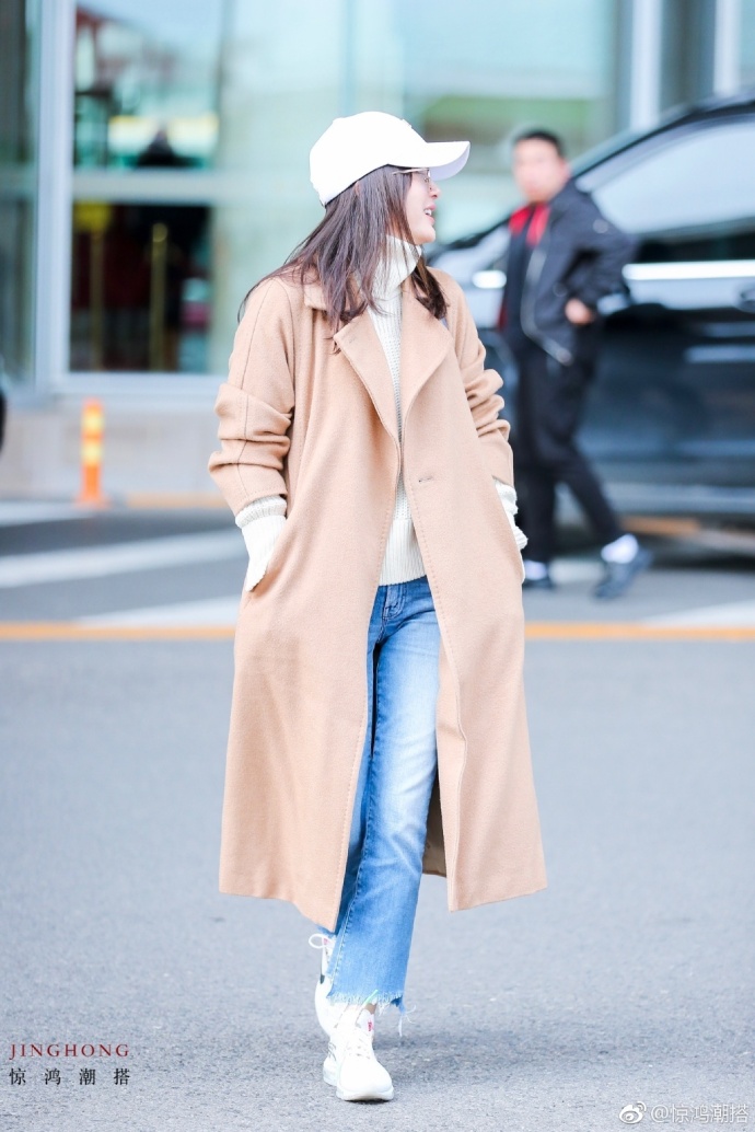 大陆美女明星秦岚毛呢大衣搭配高领毛衣现身北 7