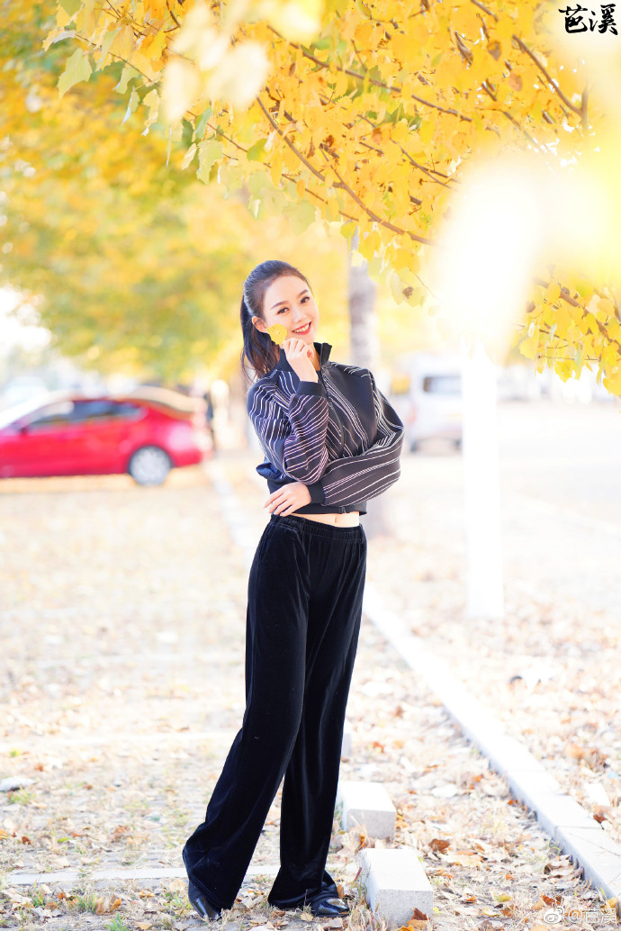 网络美女模特冯巧苏家屯会展中心户外写真 2