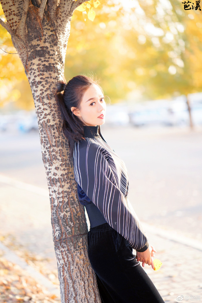网络美女模特冯巧苏家屯会展中心户外写真 5