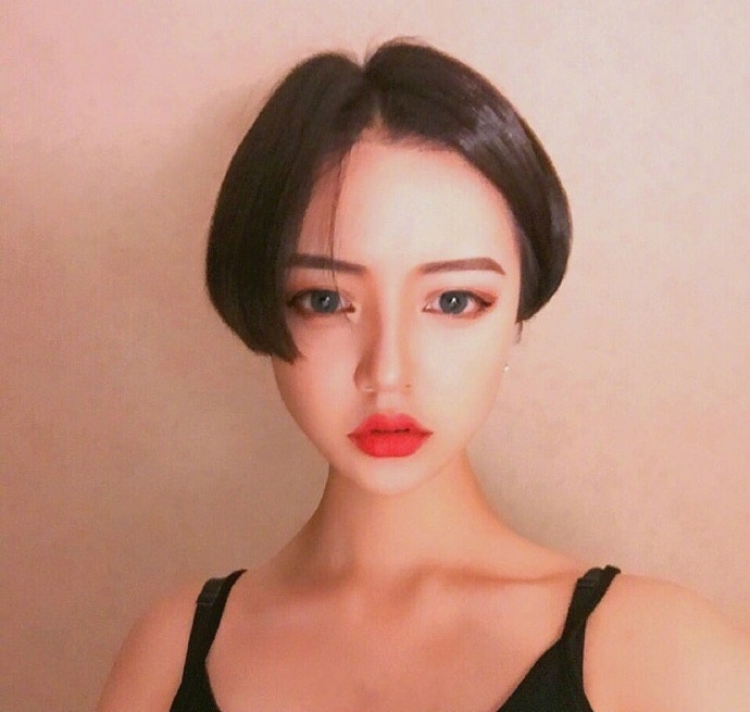 齐耳短发发型图片 超短发美女自拍照