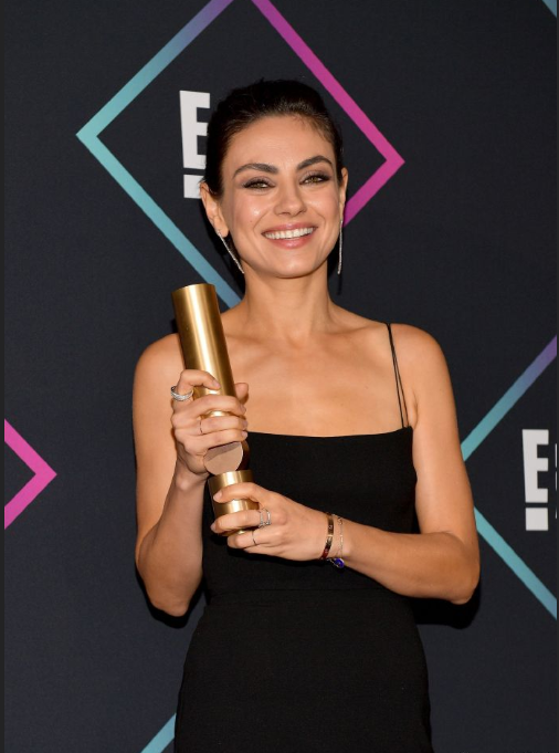 欧美美女明星Mila Kunis米拉昆尼斯性感黑裙出席活 9