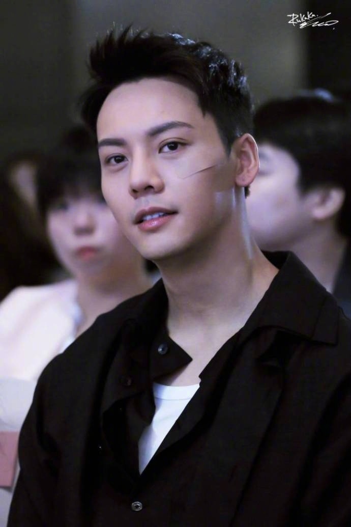 香港男明星陈伟霆露额头发型帅气图片 2