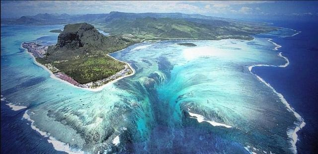 非洲岛国毛里求斯的海底瀑布风景图片 5