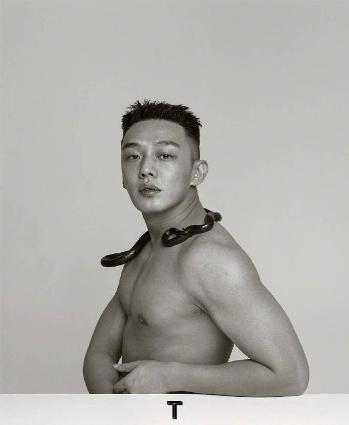 韩国男演员刘亚仁登上《T Magazine》11月刊封面时 2