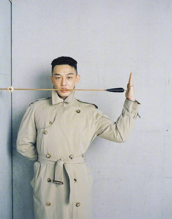 韩国男演员刘亚仁登上《T Magazine》11月刊封面时 4