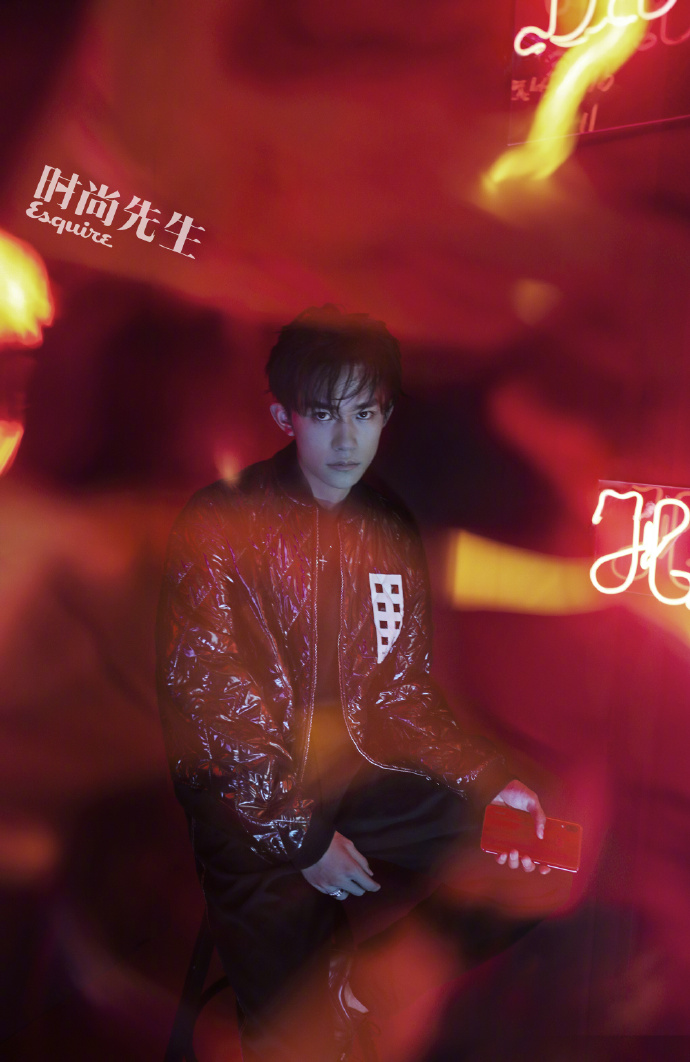 90后小鲜肉易烊千玺 x Esquire霓虹光影之间少年与 2