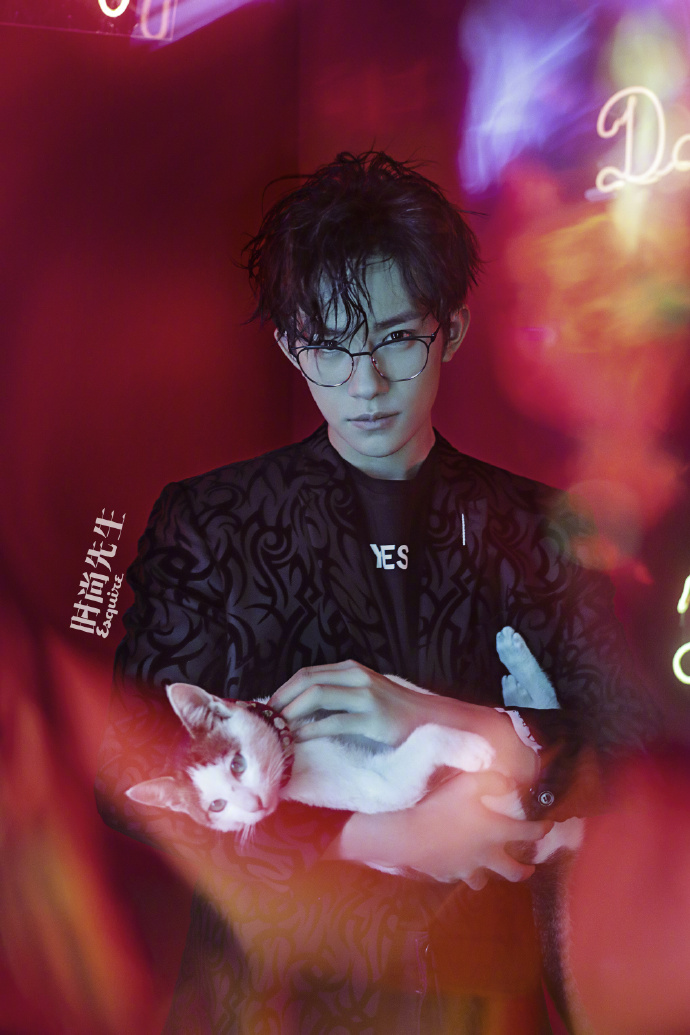 90后小鲜肉易烊千玺 x Esquire霓虹光影之间少年与 4