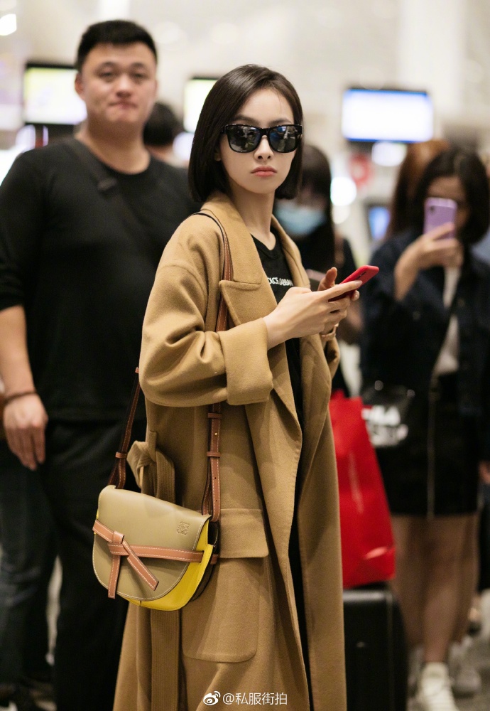 中国美女明星宋茜驼色大衣机场街拍图片 5
