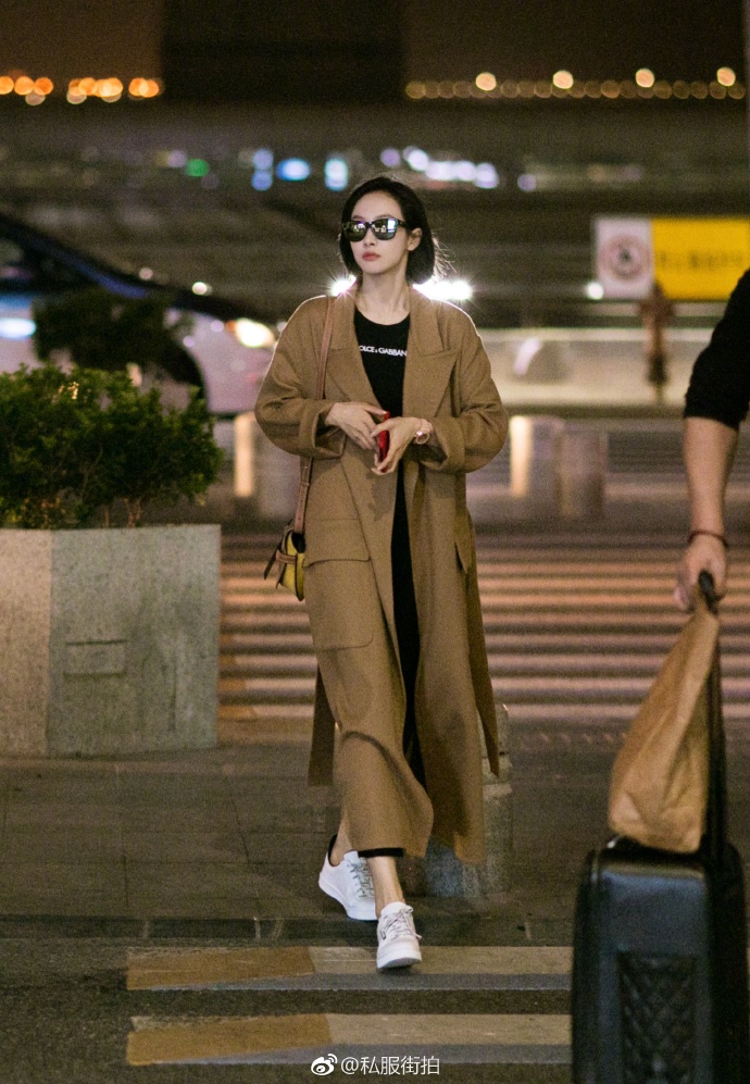 中国美女明星宋茜驼色大衣机场街拍图片 6