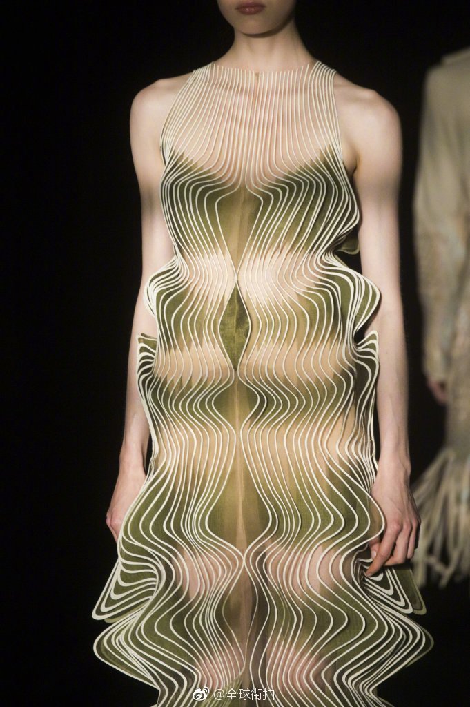 欧美时尚品牌Iris van Herpen礼服图片