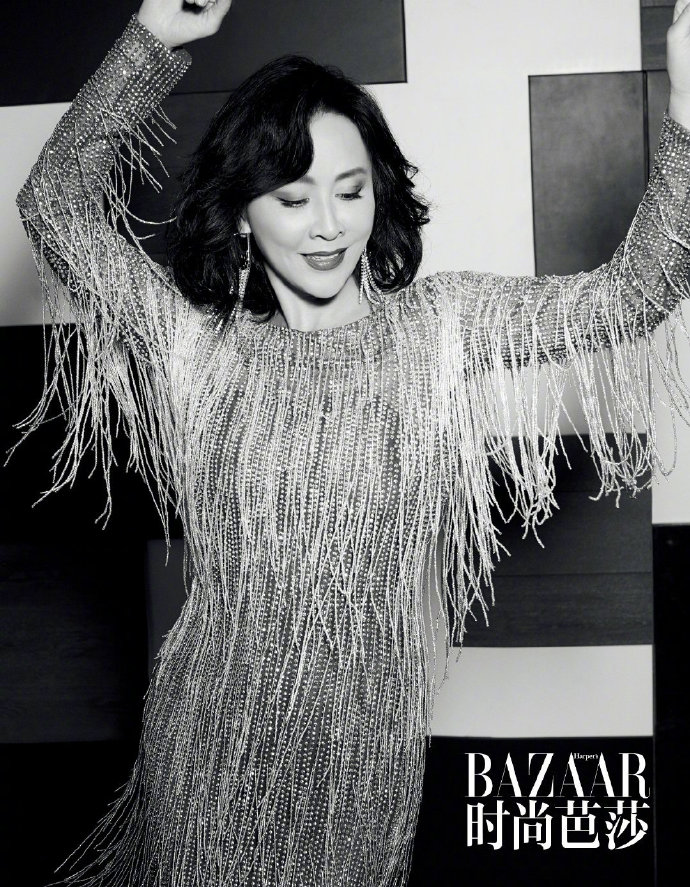 不老女神刘嘉玲《时尚芭莎》12月刊时尚封面图片 6