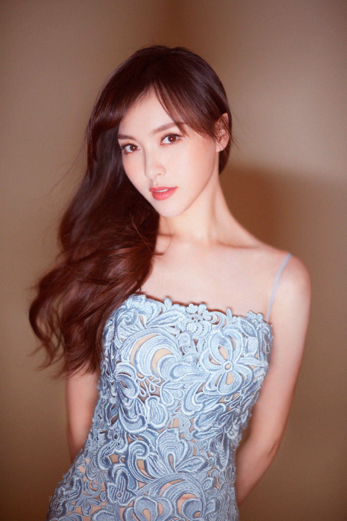 中国美女明星唐嫣精致长裙温柔又浪漫图片 3