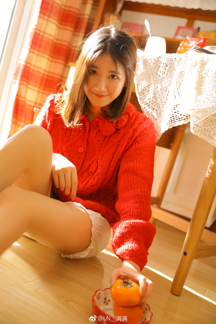 红色毛衣清纯美女图片 4