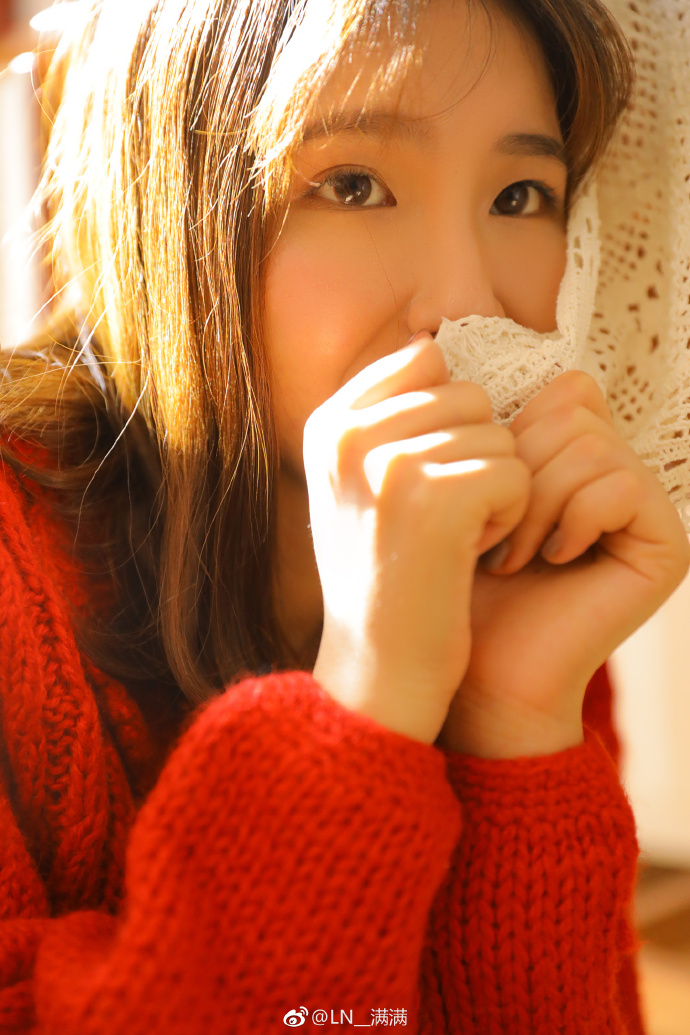红色毛衣清纯美女图片 5