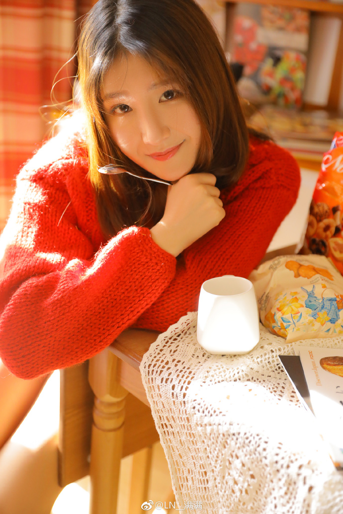 红色毛衣清纯美女图片 9