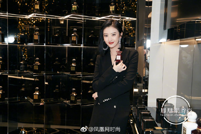 大眼美女明星景甜双排扣黑色西装裙亮相活动现 3