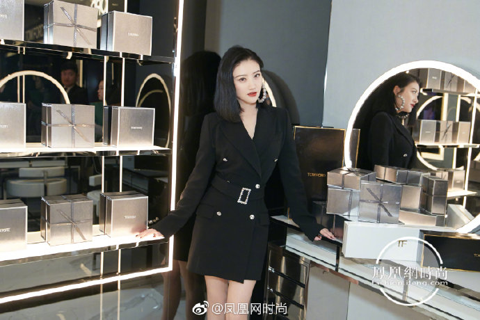 大眼美女明星景甜双排扣黑色西装裙亮相活动现 4