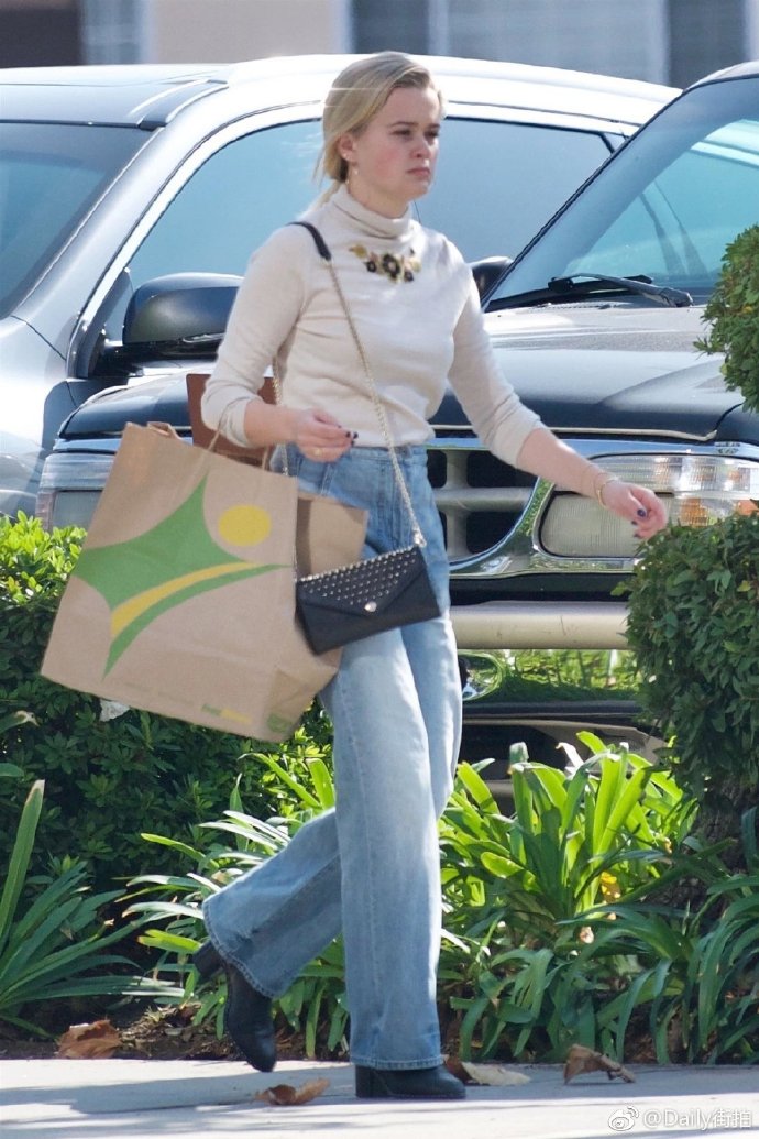 欧美美女星二代Ava Phillippe洛杉矶出街购物图片 6