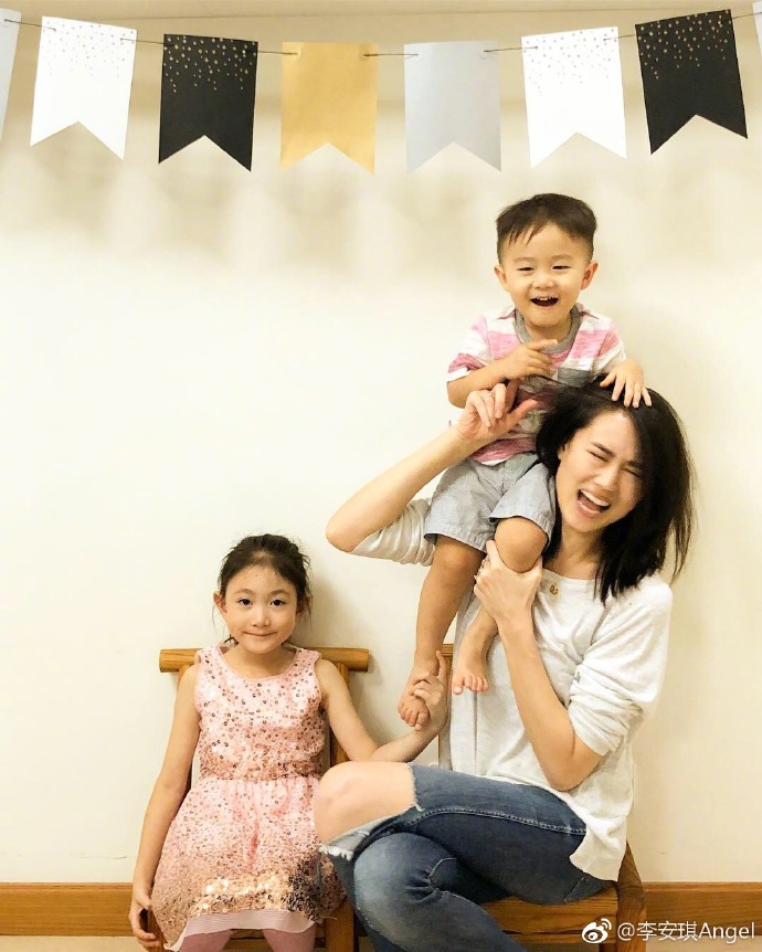 星二代萌娃奥莉和妈妈李安琪图片