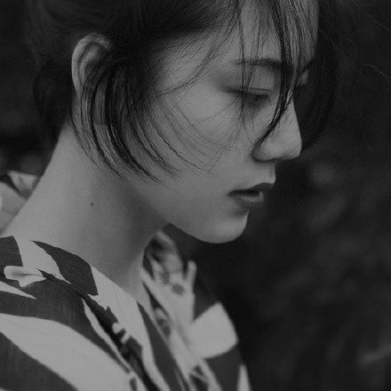 qq黑白头像女生图片 4