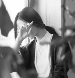 qq黑白头像女生图片 6