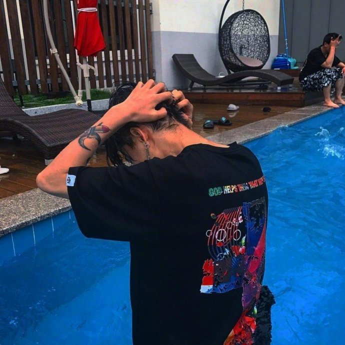 qq头像男生帅气冷酷 好看的男生头像图片 8