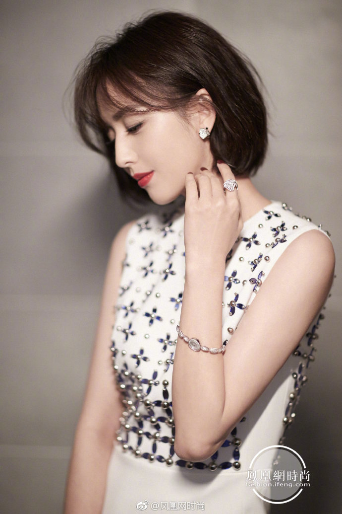 新疆美女明星佟丽娅白色开衩长裙性感优雅现身 4