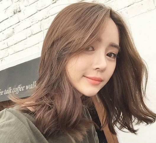 女生中长发发型图片染这个颜色正好 4