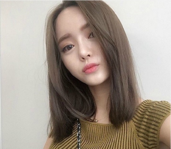 女生中长发发型图片染这个颜色正好 8
