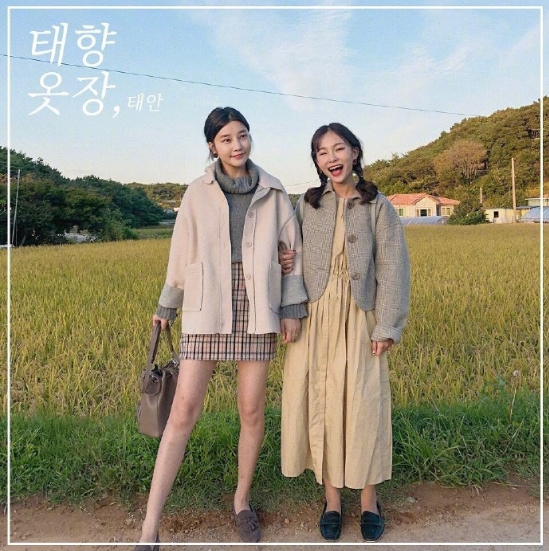 闺蜜旅游拍照姿势参考 3