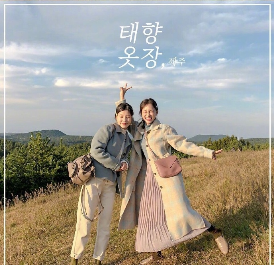 闺蜜旅游拍照姿势参考 12