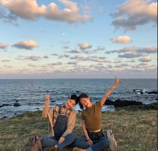 闺蜜旅游拍照姿势参考 14
