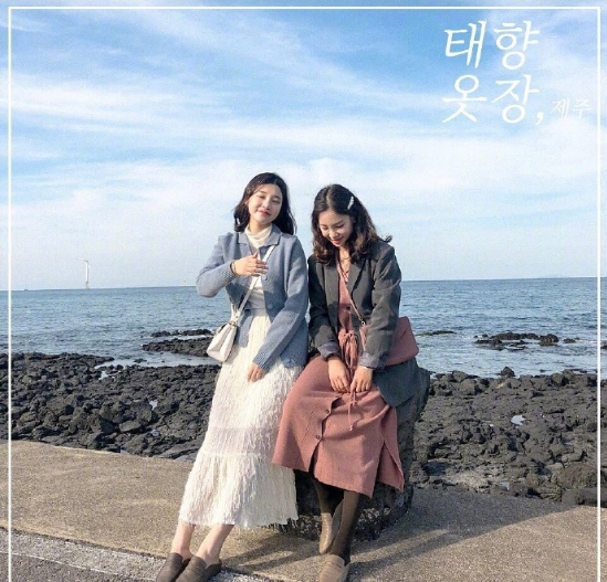 闺蜜旅游拍照姿势参考 16