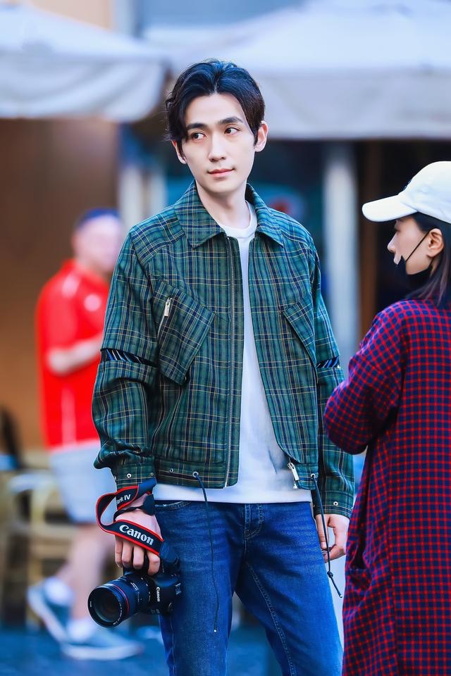 大陆男影星朱一龙扎小啾啾可爱街拍图片 4