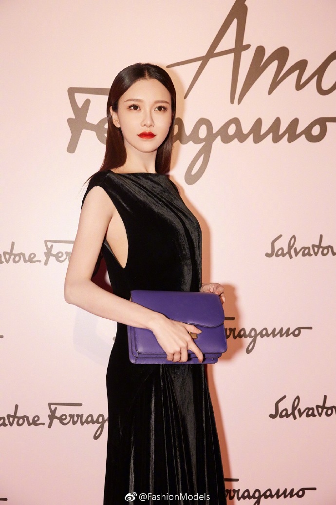 北京美女明星黄一琳秋冬丝绒连衣裙搭配红唇图 7