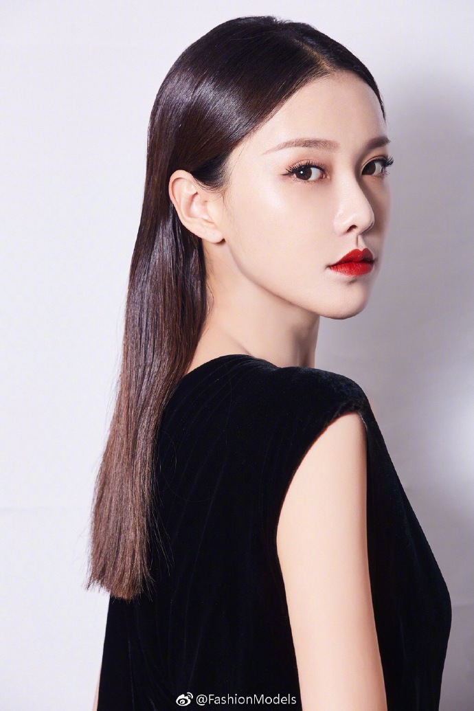 北京美女明星黄一琳秋冬丝绒连衣裙搭配红唇图 8
