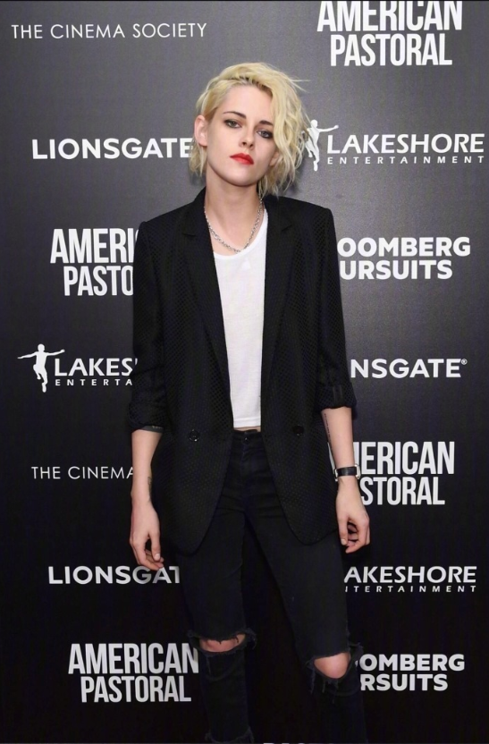 欧美美女明星Kristen Stewart黑色西服出席活动图片 2